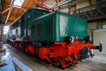 Die Güterzug-Elektrolokomotive 254 052-4 (97 80 9194 052-7 D -   ) des Vereins  Freunde des historischen Lokschuppens 1905 Freilassing e.V. , ex DR 254 052-4, ex DR E 94 052, ex SZD TEL 94-052,