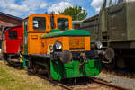 Die DEUTZ 56792 eine Deutz Typ A4L 514 R eine Leihgabe an die Westerwälder Eisenbahnfreunde 44 508 e. V. steht am 07 Juli 2024 beim Lokschuppen beim Erlebnisbahnhof Westerwald in Westerburg, hier war Lokschuppenfest.

Die Lok wurde 1957 bei KHD unter der Fabriknummer 56792 gebaut und am 27.01.1958 an die Stadtwerke Gießen ausgeliefert.

Die Diesellokomotive der Bauart A4L 514 R wurde von der Klöckner-Humboldt-Deutz AG in Köln entwickelt und gebaut. Die A4L 514 R war der Nachfolger der erfolgreichen Vorkriegstype OMZ 122 R. Die für den leichten Rangierdienst vorgesehene Lokomotive verfügt über einen 55 PS starken luftgekühlten 4-Takt Dieselmotor, der die Maschine bei einem Dienstgewicht von 14 Tonnen auf die größte zulässige Geschwindigkeit von 15 Km/h beschleunigt. Die Lokomotive wurde in großer Stückzahl in unterschiedlichen Spurweiten gebaut und fand weltweite Verbreitung. Einfacher Aufbau und Robustheit bescherten den Lokomotiven oftmals einen sehr langen Einsatzzeitraum. Auch heute sind diese Loks zum Teil noch im Einsatz anzutreffen. Als KS 55 B fand die Konstruktion unverändert Eingang in das Typenprogramm 1959.

Die Leitungsübertragung erfolgte vom luftgekühlten Vierzylindermotor über ein mechanisches Vier-Gang-Getriebe auf die Hinterachse, über Stangen wurde die Kraft auch auf die vordere Achse übertragen.

TECHNISCHE DATEN:
Baujahre: 1950 - 1960
gebaute Stückzahl: 175
Spurweite: 1.435 mm (Normalspur)
Achsfolge : B (zwei Achsen)
Länge über Puffer: 5.730 mm
Achsabstand: 2.500 mm
größte Breite 2.538 mm
größte Höhe über Schienenoberkante 3.017 mm
Treibraddurchmesser: 850 mm (neu)
Dienstgewicht: 14 t
zulässige Höchstgeschwindigkeit: 14,5 km/h
Anfahrzugkraft: 3.460 kg / 34,6 kN
Dieselmotor: luftgekühlter 4-Takt 4-Zylinder Reihenmotor vom Typ Deutz A4L 514
Motorhubraum: 5,322 Liter (Bohrung 110 mm x 140 mm Hub)
Leistung 55 PS bei 1500 U/min
Motorgewicht: ca. 500 kg (Abm. 1.080 x 740 x 1.030 mm)
Getriebe: mech. Deutz 4 Gang-Getriebe
Bremse: mech. Fußbremse
