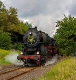 Die 52 8134-0 der Eisenbahnfreunde Betzdorf fuhr Sonderfahrten, anl�sslich der 100 Jahr Feier der Westerwaldbahn (WEBA) am 31 August 2013, zwischen Scheuerfeld/Sieg und dem Betriebshof Bindweide der Westerwaldbahn, hier beim ehem. Bahnhof Steinebach/Sieg.

Die Lok war, bedingt durch die Wiedervereinigung, eine der letzten Normalspurigen Dampfloks der DB. Zudem war sie als 052 134‐4 die einzige wahre 52 der DB (BR 52.80).

Die G�terzuglokomotive wurde 1943 von der WLF - Wiener Lokomotivfabrik Floridsdorf unter der Fabriknummer 16591 gebaut und als Kriegslokomotive 52 7138 an die DRB - Deutsche Reichsbahn geliefert. Nach dem 2. Weltkrieg verblieb sie in der Sowjetischen Besatzungszone bzw. der sp�teren DDR, so lief sie weiter als DR 52 7138 der Deutsche Reichsbahn. 

Im Raw Stendal der DR wurde sie zwischen April 1965 und Mai 1965 zur DR 52 8134-0 rekonstruiert und erhielt einen Neubaukessel, der vom VEB Schwermaschinenbau  Karl Liebknecht  in Magdeburg gefertigt wurde. 1992 wurde sie in DR 052 134-4 umgezeichnet. Am 1. Januar 1994 trat die Bahnreform in Kraft, aus der Deutsche Reichsbahn und Deutsche Bundesbahn entstand die Deutsche Bahn AG (DB AG), so wurde die 52.80er zur DB 052 134-4. Im Juli 1995 wurde sie an einen Privatmann verkauft, 1997 konnten die Eisenbahnfreunde Betzdorf die Lok erwerben und sie kam nach Siegen. 2007 bekam die dann die NVR-Nummer 90 80 0051 134-9 D-EFBS. Leider gab es 2015/2016 Streitigkeiten und der Verein musste seinen Fahrzeugbestand aufl�sen, so wurde die Lok im Fr�hjahr 2016 an die �GEG - �sterreichische Gesellschaft f�r Eisenbahngeschichte e. V. verkauft und steht heute im Lokpark Ampflwang.