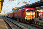 Die 112 101-1 (91 80 6112 101-1 D-DB) der DB Regio Nordost steht am 14.05.2022, mit dem RE 5 (Rostock – Stralsund – Berlin – Wünsdorf-Waldstadt), im Hbf Rostock zur Abfahrt