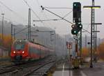 442 255 / 755 und 442 255 / 758 (Zwei gekuppelte 4-teilige Talent 2) fahren als RE 9 - Rhein Sieg Express (RSX) Aachen - Kln - Siegen, am 18.11.2012 (bei Nieselregen) in den Bahnhof Betzdorf/Sieg