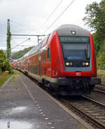 Steuerwagen voraus fährt am11 September 2024 der RE 9 (rsx - Rhein-Sieg-Express) Siegen – Köln –Aachen, der DB Regio NRW durch den Bahnhof Scheuerfeld (Sieg). Da am Bü (km 79,720) die Schranken noch nicht untern waren, wurde der eh schon etwas verspätete Zug weiter ausgebremst und hatte kurz Hp 0. Schublok war die 146 005-4.