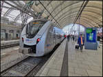 MRB 1440 215, durch das Frontdesign auch 'Grinsekatze' genannt, kam auf Gleis 6 zum Endhalt in den Dresdner Hauptbahnhof um dann als RE3 nach Hof Hbf zu fahren. Beim Kopfmachen am 12.04.2025 entstand das Bild NVR-Nummer: 94 80 1440 215-0 D-BOBy)
