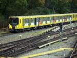 U-Bahn Berlin, HK 06 Nr.1012 Typ 4*4x TwZR von Bombardier Baujahr 2006 mit Werbung  Gewaltambulanz  in der Einfahrt zur Station Olympiagelände Berlin am 21.10.2019.
