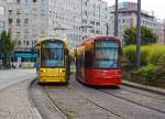 Begegnung zweier S-Wagen (Bombardier Flexity Classic NGT8) der Verkehrsgesellschaft Frankfurt am Main mbH (VGF) als Linie 11 am Hauptbahnhof Frankfurt am Main am 27.08.2014, hier die Wagen VGF 230 und