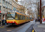 Der Zweisystem-Stadtbahn-Triebzug AVG 855, ein DUEWAG GT8-100D/2S-M, der AVG Albtal-Verkehrs-Gesellschaft mbH (AVG 851) am 12.09.2017, als Linie S 5 zur Rheinbergstraße, in Karlsruhe an der