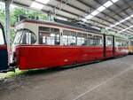 Straßenbahn / Stadtverkehr; Straßenbahnmuseum Wehmingen und ex Kassel und ex Amsterdam und ex Den Haag. Kassel Triebwagen 269; von Credé Baujahr 1956, Elektrische Ausrüstung von Siemens; Länge 20,09m; Breite 2,7m; Leergewicht 22,1 to; Leistung 120 kW; Sitzplätze 40.
Die Kasseler Straßenbahn erhielt 1955 einen ersten Gelenkwagen, gebaut bei Credé in Kassel als Prototyp. Der Wagen hatte zwei Wagenteile mit starren Fahrgestellen, wie ein normaler zweiachsiger Wagen, die mit einem kurzen schwebendem Mittelteil vebunden waren (Senfte).