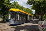 Der Leipziger Straßenbahn Triebwagen LVB 1033, ein vierteiliger Solaris Tramino Leipzig (Solaris NGT10-XL, LVB Typ 39) verlässt am 11.06.2022, als Linie 4 nach Gohlis, die Station Leipzig, am Mückenschlösschen.

Tramino ist die Bezeichnung einer Typenreihe von niederflurigen Straßenbahn-Gelenktriebwagen, der ursprünglich vom polnischen Omnibus-Hersteller Solaris Bus & Coach (SBC) entwickelt und vertrieben wurde. Im vierten Quartal 2018 wechselte die Produktlinie zur polnischen Stadler Rail Tochter der Stadler Polska. Seit 2020 werden die Triebwagen im Stadler Werk Siedlce gebaut.

Der vollständig niederflurige Straßenbahn-Triebwagen in Multigelenk-Bauweise mit Fahrwerken ist für Längen zwischen 18,8 m (Dreiteiler) und 31,96 m (Fünfteiler) ausgelegt. Längere Varianten werden jedoch ebenso wie eine Ausführung mit Drehgestellen und 70 % Niederfluranteil angeboten. Für den deutschen Markt wurde ein Fahrzeugkonzept erarbeitet, das auf dem ehemaligen AEG-Wagen (später ADTranz) GT6N bzw. GT8N aufbaut und vollständig niederflurig ist. Diese Fahrzeuge wurden zunächst für Jena (Dreiteiler) und Braunschweig (Vierteiler), später auch für den polnischen Betrieb Olsztyn (Dreiteiler) hergestellt. Dagegen sind die Fahrzeuge für Leipzig als echte Drehgestellwagen mit 65 % Niederfluranteil (da Stufe über Triebdrehgestell) eine völlige Neuentwicklung für den polnischen Hersteller. 

Solaris hoffte, zukünftig mit Straßenbahnfahrzeugen den gleichen Umsatz wie mit Omnibussen zu erzielen. Zwar sind die zu erwartenden Stückzahlen niedriger, dafür aber die Kosten pro Einheit höher.

Am 26. März 2015 bestellten die Leipziger Verkehrsbetriebe fünf Vorserienfahrzeuge mit einer Kaufoption von 36 weiteren Einheiten in den nächsten fünf Jahren. Das erste zehnachsige Fahrzeug wurde am 21. Dezember 2016 in Leipzig angeliefert. Die vierteiligen Gelenktriebwagen mit fünf Drehgestellen (davon vier Triebdrehgestelle) sind 2,3 Meter breit und knapp 38 Meter lang. Sie erhielten die -Straßenbahn-Typenbezeichnung 39. Die Endwagen laufen auf je zwei Triebdrehgestellen, das fünfte ist ein Jakobsdrehgestell unter dem Gelenk zwischen beiden Mittelteilen, die zweite Seite der Mittelteile stützt sich jeweils auf einen Endwagen ab. Ein Fahrzeug kann bis zu 220 Fahrgäste befördern, davon 75 auf Sitzplätzen. Die gesamte Bestellung beläuft sich auf ein Volumen von rund 120 Mio. Euro, wovon 50-%-Förderung vom Freistaat Sachsen kommen. Für jede Einheit sollen zwei modernisierte Tatra-Triebwagen der Typen T4D-M1/2 ausgemustert werden. Als Einsatzgebiet der Neufahrzeuge gelten zunächst die Linien, auf denen bislang hauptsächlich Wagen des Typs NGT8 (Bj. 1994–1998), die vom Fassungsvermögen nicht mehr ausreichen, oder Niederflur-Tatra-Großzüge mit ähnlicher Kapazität eingesetzt werden.

Die Straßenbahn Leipzig ist das Straßenbahnsystem der Stadt Leipzig und wird von den Leipziger Verkehrsbetrieben (LVB) betrieben. Zusammen mit der S-Bahn Mitteldeutschland bildet es das Rückgrat des Leipziger Nahverkehrs. Mit 13 Linien gehört es zu den größten in Deutschland. Mit 1.458 mm verfügt es außerdem über die breiteste Spurweite deutscher Straßenbahnen. Das Stromsystem ist z.Z. noch 600 V = (DC) Oberleitung, soll in Zukunft auf 750 V DC umgestellt werden.

TECHNISCHE DATEN:
Spurweite: 1.458 mm 
Achsformel: Bo'Bo'+(2´)+ Bo'Bo'
Bauart: Einrichtungs-Triebwagen
Gesamtlänge: 37.630 mm
Höhe: 3.498 mm (über eingezogenen Stromabnehmer(
Breite: 2.300 mm
Drehzapfenabstände: 5.800 mm / 8.755 mm / 8.755 mm / 5.800 mm
Achsstand  Drehgestell: 
Anzahl der Wagenkastenteile : 4
Anzahl der Triebfahrwerke: 4
Anzahl der Lauffahrwerke: 1 (Jakobsdrehgestell)
Raddurchmesser: 600 mm (neu) / 510 mm (abgenutzt)
Eigengewicht: 55.160 kg
Minimaler horizontaler Kurvenradius: 17 m
Fußbodenhöhe über Schienenoberkante: 590 mm
Niederfluranteil: 65%
Sitzplätze: 75
Stehplätze: 145 (4 Personen/m²)
Anzahl der Rollstuhlplätze:  1 (+1)
Anzahl Einfachtüren (Breite 800 mm): 2
Anzahl Doppeltüren (Breite 1500 mm): 4
Netzspannung:  600/750 V
Anzahl und Leistung der Fahrmotoren: 8x85 kW
Fahrmotoren: asynchron
Höchstgeschwindigkeit: 70 km/h
Klimaanlage Fahrgastraum: Ja
Soll-Fahrzeuglebensdauer: 32 Jahre

Quellen: Solaris und wikipedia
