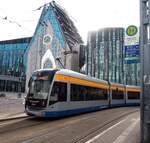 Stra�enbahn / Stadtverkehr Leipzig der NGT 12 Nr.1229 Flexity Classic XXL von Bombardier Baujahr 2012 am Augustusplatz vor dem Augusteum am 22.07.2019.