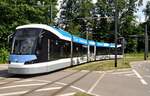Stra�enbahn / Stadtverkehr Ulm, Avenio M Nr.55 von Siemens Baujahr 2018 mit Werbung 125 Jahre Stra�enbahn in Ulm am 02.06.2022.