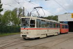 Tatra T6A2(704)mit Lowa-Wagen 554 vor dem Depot 12 in Rostock-Marienehe.20.05.2017