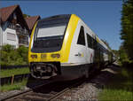 Ade Dieselloch.

612 136 und 612 019 am unbeschrankten Fußgängerübergang in Tiengen, wo man schön hinter der Stange nahe am Zug stehen kann. April 2026.