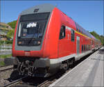  Ade Dieselloch  
Letzter Verkehrstag auf der Hochrheinbahn zwischen Erzingen und Basel vor der Elektrifizierung. 
25.04.2026.

So lautet es auf auf dem Steuerwagen vor 245 006 in Tiengen. April 2026.