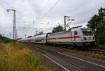 Die 147 552-4 (91 80 6147 552-4 D-DB) der DB Fernverkehr AG schiebt die IC2-Garnitur 4890, als IC 2320 / RE 34 (Frankfurt/Main Hbf – Dillenburg - Siegen - Dortmund Hbf), Steuerwagen voraus am 01 August 2024 durch Rudersdorf (Kr. Siegen) in Richtung Siegen. 

Die TRAXX P160 AC3 wurde 2016 von Bombardier in Kassel unter der Fabriknummer 35224 gebaut und an die DB Fernverkehr AG geliefert. Sie hat die Zulassungen für Deutschland und die Schweiz, daher hat sie auch vier Stromabnehmer. Der Bahnstrom (15.000 V 16 ⅔ Hz) ist ja derselbe, aber die Palettenbreite (Wippe) hat im SBB-Netz eine Breite von 1.450 mm und somit 500 mm schmaler als die Wippen fürs DB Netz (1.900 mm breit). Das Schleifleistenmaterial ist bei beiden aus Graphit.