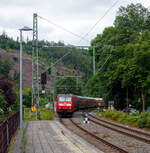 Die 146 002-1 (91 80 6146 002-1 D-DB) der DB Regio NRW passiert am 10 Juni 2024, mit dem RE 9 (rsx - Rhein-Sieg-Express) Aachen - Köln – Siegen, den Bahnübergang Bü 120,9 der Siegstecke (KBS 460) und erreicht so mit ca. 25 Minuten Verspätung den Bahnhof Kirchen/Sieg.

Die TRAXX P160 AC1 wurde 2001 von Adtranz in Kassel unter der Fabriknummer 33809 gebaut.
