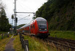 Steuerwagen voraus rauscht der RE 9 rsx - Rhein-Sieg-Express (Siegen – Köln – Aachen) am 12 Juni 2024 durch den Bahnhof Scheuerfeld (Sieg) in Richtung Köln. Die Zugzielanzeige ist hier falsch, es müsste eigentlich Aachen Hbf angezeigt sein, hier steht sie noch auf der Gegenrichtung. Schublok war die 111 093-1 der DB Regio NRW bzw. der DB-Gebrauchtzug. 