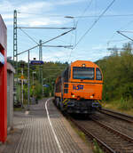 Die KSW 43 (92 80 1273 018-2 D-KSW), die asymmetrische Vossloh G 2000 BB (Ursprungsausführung) der KSW (Kreisbahn Siegen-Wittgenstein) fährt am 11 September 2024, mit einem beladenen Coilzug (Wagen der Gattung Shimmns-ttu), durch Scheuerfeld (Sieg). Der Zug kommt aus Richtung Köln (bzw. vom Hafen Duisburg), Fahrziel ist via Betzdorf (Sieg) der KSW Rbf Herdorf.