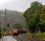 Bei einem kurzen starken Regenguss, erreicht die 146 001-3 (91 80 6146 001-3 D-DB) der DB Regio NRW am 28 September  2024, mit dem RE 9 (rsx - Rhein-Sieg-Express) Aachen - Kln – Siegen, den Bahnhof Kirchen/Sieg.

Die TRAXX P160 AC1 wurde 2001 von ABB Daimler-Benz Transportation GmbH in Kassel unter der Fabriknummer 33813 gebaut.
