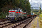 Die dieselhydraulische Vossloh G 12 – 4120 001-7 „Karl August“ (92 80 4120 001-7 D-KAF) der KAF Falkenhahn Bau AG (Kreuztal) fährt am 11 September 2024 mit Zug, bestehend aus leeren 4-achsiger Drehgestell-Flachwagen mit Seitenborden, Stirnwänden und Stahlfußboden, der Gattung Res-x 679.1 der DB Cargo AG, durch Scheuerfeld (Sieg) in Richtung Betzdorf (Sieg).

Übrigens, die Lok trägt den Namen des Firmengründers Karl August Falkenhahn, der die Baufirma 1919 in Kreuztal gründete. Die G12 wurde 2010 von Vossloh in Kiel unter der Fabriknummer 5001919, als Prototyp, gebaut und bereits auf der InnoTrans 2010 präsentiert, 2014 konnte ich sie selbst auf der InnoTrans 2014 als SLG Spitzke G 12 - SP - 012 (92 80 4120 001-7 D-VL) sehen und ablichten. Im Jahr 2017 wurde die Lok an die KAF Falkenhahn Bau AG (Kreuztal) verkauft. Aus Fachkreisen kann man hören dass es wohl nicht so ein guter Wurf war und so bleibt diese G 12 wohl ein Einzelstück. Lediglich von der diesel-elektrischen Variante (DE 12) wurden bisher 5 Stück gebaut. Die leistungsstärkere Serie G18 / DE 18 ist erheblich erfolgreicher.

Die G 12 wie auch die G 18 sind neue dieselhydraulische Lokomotiven der fünften Generation für den schweren Rangier- und Streckendienst von Vossloh Locomotives. Die G 12 mit 1.200 kW sowie die G 18 mit 1.800 kW. Angetrieben werden die Vierachser von den optimierten Turbo-Flex-Getrieben von Voith. Ein neues Drei-Wandler-Getriebe verbessert den Wirkungsgrad und ist mit einem leistungsfähigen Retarder zum verschleißfreien Bremsen ausgerüstet. Das Gesamtgewicht der Loks kann flexibel zwischen 80 und 90 t ausgelegt werden.

TECHNISCHE DATEN:
Spurweite: 1.435 mm (Normalspur)
Achsfolge: B‘B‘
Höchstgeschwindigkeit: 100 km/h
Dieselmotorleistung: max. 1.200 kW
Dieselmotor: MTU 8V 4000 R43 (L)
Dieselmotordrehzahl 1.800 min-1
Abgasvorschriften: EU/2004/26 Stufe IIIA/prepared for stage IIIB
Anfahrzugkraft: 259 kN
Dienstgewicht: 80 t
Raddurchmesser: 1.000 mm (neu) / 920 mm (abgenutzt)
Länge über Puffer : 17.000 mm
Größte Höhe: 4.310 mm
Größte Breite: 3.080 mm
Drehzapfenabstand: 8.100 mm
Achsabstand im Drehgestell: 2.400 mm
Strömungsgetriebe: Voith L 4r4 zseU2
Hydrodynamische Bremsleistung: max. 1.000 kW
Kleinster befahrbarer Bogenradius: 55 m
