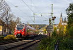 Zwei gekuppelten vierteiligen Bombardier Talent 2 (vorne der 442 260 / 442 7+0) verlassen am 29 Oktober 2024, als RE 9 - Rhein Sieg Express (RSX) Siegen – Köln - Aachen – Köln, den Bahnhof Kirchen/Sieg und fahren weiter in Richtung Köln