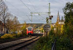 Zwei gekuppelten vierteiligen Bombardier Talent 2 (vorne der 442 260 / 442 7+0) verlassen am 29 Oktober 2024, als RE 9 - Rhein Sieg Express (RSX) Siegen – Köln - Aachen – Köln, den Bahnhof Kirchen/Sieg und fahren weiter in Richtung Köln