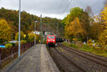 Die 152 143-4 (91 80 6152 143-4 D-DB) der DB Cargo AG fährt am 16 Oktober 2025 mit einem KLV-Zug durch Kirchen/Sieg in Richtung Siegen.