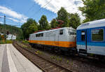 Die 111 049-3 (91 80 6111 049-3 D-GfF) der GfF - Gesellschaft f�r Fahrzeugtechnik mbH (Crailsheim) f�hrt am 02 Juli 2026 mit einem Leerzug, bestehend aus zwei ex InterRegio-Wagen der 2. Klasse mit Mehrzweckabtei (Gattung Bimdz), durch den Bahnhof Kirchen/Sieg in Richtung K�ln. Nochmals einen lieben Gru� an den freundlichen Lokf�hrer zur�ck. 

Die Lok wurde 1975 von Henschel in Kassel unter der Fabriknummer 
31895 gebaut und an die Deutsche Bundesbahn geliefert. In der Lackierung gelb/wei� (wie hier) fuhr die Lok 1990 und 1991 als Lufthansa-Airport-Express die LHA-Verbindung Stuttgart–Frankfurt Flughafen. Ich finde diese Farbgestaltung steht der Lok sehr gut.  

Technik und Geschichte:
Die DB Baureihe 111 war die Nachfolgerin der Schnellzuglok-Baureihe 110. Weil nach Ende der 110er-Produktion noch immer Bedarf an weiteren schnellfahrenden E-Loks bestand, wurde Anfang der 1970er Jahre von der damaligen Deutschen Bundesbahn entschieden, auf Basis bew�hrter Teile der Baureihe 110 die Nachfolgereihe 111 zu entwickeln. Besonderes Augenmerk legte man dabei auf die Verbesserung der Laufruhe bei hohen Geschwindigkeiten durch neue Drehgestelle und verbesserte Arbeitsbedingungen f�r den Lokf�hrer. Hierzu wurde vom Bundesbahn-Zentralamt in M�nchen und dem Hersteller Krauss-Maffei der DB-Einheitsf�hrerstand entwickelt, der nach neuesten ergonomischen Erkenntnissen gestaltet wurde und bis heute bei den meisten Neubau-Lokomotiven und Steuerwagen zum Einsatz kommt.

Die Konstruktion der Baureihe 111 lehnte sich im wesentlich an die der Baureihe 110 an, wurde jedoch in Teilen entscheidend verbessert bzw. erweitert. Im mechanischen Teil ist dabei insbesondere auf die neuartigen Drehgestelle zu verweisen, die Rads�tze werden hierin �ber Lemniskatenlenker gef�hrt. F�r die Abst�tzung des Lokkastens kommen Flexicoilfedern zum Einsatz. Im elektrischen Teil der Baureihe 111 wurden die Fahrmotoren WB 372 der Baureihen 110 und 140 und deren Transformator weiterverwendet. Nachdem die Antriebskr�fte urspr�nglich �ber einen Gummiring-Kardanantrieb �hnlich dem der Baureihe 103 �bertragen werden sollten, blieb man nach Versuchen mit der dazu umgebauten 110 466 beim bew�hrten Gummiringfederantrieb der Baureihe 110, da der Antrieb der Baureihe 103 erst jenseits von 160 km/h wesentliche Vorteile hatte. Auf dem Dach waren die neuen Einholm-Stromabnehmer Bauart SBS 65 vorgesehen, welche jedoch bei den Maschinen der ersten bis dritten Serie (111 001–146) nur zum Teil verwendet wurden und kurz darauf wieder abgebaut und gegen Scherenstromabnehmer der Bauart DBS 54 ausgetauscht wurden, da die Einholmstromabnehmer f�r die Baureihe 103 ben�tigt wurden. Deshalb fahren Loks der ersten Serien teilweise bis heute mit Scheren-Stromabnehmern DBS 54a. Ab 111 147 wurde dann ausnahmslos der SBS 65 verwendet, ab der f�nften Bauserie (ab 111 179) dessen Weiterentwicklung SBS 81. 

Die Platzierung des Trafos aufrecht in der Mitte des Maschinenraums wurde beibehalten, die Aufteilung des Maschinenraums jedoch so modifiziert, dass es vor und hinter dem Transformator nur einen mittigen Maschinenraumgang gibt. Die Schaltung der Fahrmotoren erfolgt in bew�hrter Manier hochspannungsseitig mittels elektromotorisch betriebenen Schaltwerks in 28 Fahrstufen �ber Thyristor-Lastschalter. Die Motoren k�nnen als elektrische Bremse genutzt werden, sie arbeiten dann jeder auf einen eigenen Bremswiderstand. Bremsleistung und Bremskraft konnten im Vergleich zur Baureihe 110 gesteigert werden. Die entstehende W�rme wird �ber Dachl�fter abgef�hrt, welche nun vom Bremsstrom angetrieben werden. Geregelt wird die Bremse �ber einen Hallgenerator, wie er bereits bei der letzten 110er-Serie zum Einsatz kam. Neben der elektrischen Bremse sind auch eine mehrl�sige Druckluftbremse, eine pneumatische, direkt wirkende Zusatzbremse sowie je Drehgestell eine Spindelhandbremse vorhanden. Bei Betriebsbremsungen werden �ber das F�hrerbremsventil die indirekte und �ber den gekuppelt mitgef�hrten Bremssteller die elektrische Bremse angesteuert, mit deren Wirksamkeit die indirekte Druckluftbremse der Lok deaktiviert wird. Lediglich bei Schnellbremsungen wirken sowohl Druckluft- wie auch die elektrische Bremse. F�llt die Elektrische Bremse aus, steht sofort in vollem Umfang die indirekte Druckluftbremse zur Verf�gung. Gegenw�rtig wird bei den 111ern ein elektronischer Gleitschutz nachger�stet, welcher sowohl auf die Druckluft- wie auch die Elektrische Bremse wirkt, nachdem die 111 in den Herbstmonaten stets zur Flachstellenbildung neigte.

Von den Loks der Baureihe 111 wurden zwischen 1974 bis 1984 insgesamt 227 St�ck von verschiedenen Herstellern (AEG, BBC, Henschel, Krauss-Maffei, Krupp, Siemens) gebaut, ca. 60 St�ck (Stand 2026) sind noch im Bestand der DB. 

TECHNISCHE DATEN:
Spurweite: 1.435 mm (Normalspur)
Achsformel: Bo'Bo'
L�nge �ber Puffer: 16.750 mm
H�he: 4.489 mm
Breite: 3.130 mm
Drehzapfenabstand: 7.900 mm
Achsabstand im Drehgestell: 3.400 mm
Dienstgewicht:  83,0 t
Stundenleistung: 4�925 kW = 3.700 kW
Dauerleistung:  4�905 kW = 3.620 kW
Dienstgewicht: 83 t 
Anfahrzugkraft: 274 kN
Dauerleistung der elektrischen Bremse: 3.600 kW
H�chstgeschwindigkeit: 160 km/h