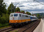 Die 111 049-3 (91 80 6111 049-3 D-GfF) der GfF - Gesellschaft f�r Fahrzeugtechnik mbH (Crailsheim) f�hrt am 02 Juli 2026 mit einem Leerzug, bestehend aus zwei ex InterRegio-Wagen der 2. Klasse mit Mehrzweckabtei (Gattung Bimdz), durch den Bahnhof Kirchen/Sieg in Richtung K�ln. Nochmals einen lieben Gru� an den freundlichen Lokf�hrer zur�ck. 

Die Lok wurde 1975 von Henschel in Kassel unter der Fabriknummer 
31895 gebaut und an die Deutsche Bundesbahn geliefert. In der Lackierung gelb/wei� (wie hier) fuhr die Lok 1990 und 1991 als Lufthansa-Airport-Express die LHA-Verbindung Stuttgart–Frankfurt Flughafen. Ich finde diese Farbgestaltung steht der Lok sehr gut.  

Technik und Geschichte:
Die DB Baureihe 111 war die Nachfolgerin der Schnellzuglok-Baureihe 110. Weil nach Ende der 110er-Produktion noch immer Bedarf an weiteren schnellfahrenden E-Loks bestand, wurde Anfang der 1970er Jahre von der damaligen Deutschen Bundesbahn entschieden, auf Basis bew�hrter Teile der Baureihe 110 die Nachfolgereihe 111 zu entwickeln. Besonderes Augenmerk legte man dabei auf die Verbesserung der Laufruhe bei hohen Geschwindigkeiten durch neue Drehgestelle und verbesserte Arbeitsbedingungen f�r den Lokf�hrer. Hierzu wurde vom Bundesbahn-Zentralamt in M�nchen und dem Hersteller Krauss-Maffei der DB-Einheitsf�hrerstand entwickelt, der nach neuesten ergonomischen Erkenntnissen gestaltet wurde und bis heute bei den meisten Neubau-Lokomotiven und Steuerwagen zum Einsatz kommt.

Die Konstruktion der Baureihe 111 lehnte sich im wesentlich an die der Baureihe 110 an, wurde jedoch in Teilen entscheidend verbessert bzw. erweitert. Im mechanischen Teil ist dabei insbesondere auf die neuartigen Drehgestelle zu verweisen, die Rads�tze werden hierin �ber Lemniskatenlenker gef�hrt. F�r die Abst�tzung des Lokkastens kommen Flexicoilfedern zum Einsatz. Im elektrischen Teil der Baureihe 111 wurden die Fahrmotoren WB 372 der Baureihen 110 und 140 und deren Transformator weiterverwendet. Nachdem die Antriebskr�fte urspr�nglich �ber einen Gummiring-Kardanantrieb �hnlich dem der Baureihe 103 �bertragen werden sollten, blieb man nach Versuchen mit der dazu umgebauten 110 466 beim bew�hrten Gummiringfederantrieb der Baureihe 110, da der Antrieb der Baureihe 103 erst jenseits von 160 km/h wesentliche Vorteile hatte. Auf dem Dach waren die neuen Einholm-Stromabnehmer Bauart SBS 65 vorgesehen, welche jedoch bei den Maschinen der ersten bis dritten Serie (111 001–146) nur zum Teil verwendet wurden und kurz darauf wieder abgebaut und gegen Scherenstromabnehmer der Bauart DBS 54 ausgetauscht wurden, da die Einholmstromabnehmer f�r die Baureihe 103 ben�tigt wurden. Deshalb fahren Loks der ersten Serien teilweise bis heute mit Scheren-Stromabnehmern DBS 54a. Ab 111 147 wurde dann ausnahmslos der SBS 65 verwendet, ab der f�nften Bauserie (ab 111 179) dessen Weiterentwicklung SBS 81. 

Die Platzierung des Trafos aufrecht in der Mitte des Maschinenraums wurde beibehalten, die Aufteilung des Maschinenraums jedoch so modifiziert, dass es vor und hinter dem Transformator nur einen mittigen Maschinenraumgang gibt. Die Schaltung der Fahrmotoren erfolgt in bew�hrter Manier hochspannungsseitig mittels elektromotorisch betriebenen Schaltwerks in 28 Fahrstufen �ber Thyristor-Lastschalter. Die Motoren k�nnen als elektrische Bremse genutzt werden, sie arbeiten dann jeder auf einen eigenen Bremswiderstand. Bremsleistung und Bremskraft konnten im Vergleich zur Baureihe 110 gesteigert werden. Die entstehende W�rme wird �ber Dachl�fter abgef�hrt, welche nun vom Bremsstrom angetrieben werden. Geregelt wird die Bremse �ber einen Hallgenerator, wie er bereits bei der letzten 110er-Serie zum Einsatz kam. Neben der elektrischen Bremse sind auch eine mehrl�sige Druckluftbremse, eine pneumatische, direkt wirkende Zusatzbremse sowie je Drehgestell eine Spindelhandbremse vorhanden. Bei Betriebsbremsungen werden �ber das F�hrerbremsventil die indirekte und �ber den gekuppelt mitgef�hrten Bremssteller die elektrische Bremse angesteuert, mit deren Wirksamkeit die indirekte Druckluftbremse der Lok deaktiviert wird. Lediglich bei Schnellbremsungen wirken sowohl Druckluft- wie auch die elektrische Bremse. F�llt die Elektrische Bremse aus, steht sofort in vollem Umfang die indirekte Druckluftbremse zur Verf�gung. Gegenw�rtig wird bei den 111ern ein elektronischer Gleitschutz nachger�stet, welcher sowohl auf die Druckluft- wie auch die Elektrische Bremse wirkt, nachdem die 111 in den Herbstmonaten stets zur Flachstellenbildung neigte.

Von den Loks der Baureihe 111 wurden zwischen 1974 bis 1984 insgesamt 227 St�ck von verschiedenen Herstellern (AEG, BBC, Henschel, Krauss-Maffei, Krupp, Siemens) gebaut, ca. 60 St�ck (Stand 2026) sind noch im Bestand der DB. 

TECHNISCHE DATEN:
Spurweite: 1.435 mm (Normalspur)
Achsformel: Bo'Bo'
L�nge �ber Puffer: 16.750 mm
H�he: 4.489 mm
Breite: 3.130 mm
Drehzapfenabstand: 7.900 mm
Achsabstand im Drehgestell: 3.400 mm
Dienstgewicht:  83,0 t
Stundenleistung: 4�925 kW = 3.700 kW
Dauerleistung:  4�905 kW = 3.620 kW
Dienstgewicht: 83 t 
Anfahrzugkraft: 274 kN
Dauerleistung der elektrischen Bremse: 3.600 kW
H�chstgeschwindigkeit: 160 km/h