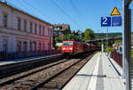 Die 185 315-9 (91 80 6185 315-9 D-DB) der DB Cargo AG f�hrt am 28 Juli 2026 mit einem Kohlezug durch Kirchen (Sieg) in Richtung K�ln. Der Zug besatnd aus vierachsigen offenen Sch�ttgutwagen mit schlagartiger Schwerkraftentladung und hydraulischem Klappenverschlusssystem der Gattung Falns.

Die TRAXX F140 AC2 wurde 2007 von Bombardier in Kassel unter der Fabriknummer 34183 gebaut.

Nachmals einen Gru� an den netten Lokf�hrer zur�ck. 