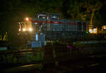 Die 271 006-9 „Julius“ (92 80 1271 006-9 D-KAF), eine Vossloh G 1000 BB, der KAF - Falkenhahn Bau AG (Kreuztal) hat am Abend des 10 Oktober 2025 auf Gleis 4, mit einem Kranzug der Hering Bahnbau, sowie mit einigen Flachwagen, den Bahnhof Herdorf erreicht. Hier sollen am Wochenende Weichen gewechselt werden.

Der Kranzug bestand aus dem 125 t KIROW Gleisbauschienenkran KIROW Multi Tasker KRC 810 T (mit Schwerlastausrstung), D-HGUI 99 80 9419 024-1, ex 97 82 53 513 19-3, der HERING Bahnbau GmbH. Vor dem Kran der Schutzwagen auslegerseitig, 37 80 3999 048-6 D-HGUI, der Gattung Res, u.a. beladen mit der Traverse, Anschlagmittel und sonstiges Zubehr). Hinter dem Kran als Schutzwagen gegenlastseitig die vierachsige (2 x 2-achsige) lange Flachwageneinheit mit abgesenktem Fuboden (ohne Radvorlegern) 27 80 4348 084-9 D-HGUI, der Gattung Laadkks (TWA 850 RV).
