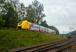 Zurzeit wird auf der Hellertalbahn (KBS 462) emissionsfrei gefahren. Der zweiteilige Hybridtriebzug (E/Akku) der BR 563 vom Typ SIEMENS Mireo Plus B der HLB (Hessische Landesbahn GmbH) 563 803 / 563 903 f�hrt am 04 Juni 2026, als RB 96 (Umlauf 61819) „Hellertalbahn“ (Betzdorf/Sieg – Herdorf – Haiger – Dillenburg), von Herdorf weiter in Richtung Dillenburg. Ich stehe bei Lokschuppen der KSW, rechts der Rbf der KSW (Betriebsst�tte Freien Grunder Eisenbahn- NE 447).