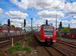 Zwei gekuppelte ET 425er (425 608/425 108 und 425 104/425 604) der DB Regio NRW verlassen am 30.04.2023, als RB 27  Rhein-Erft-Bahn“ (Mönchengladbach – Köln – Koblenz), den