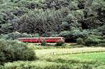 Akkutriebwagen 515 und Anh�nger 815 im Lahntal am 15.07.1979. Bitte auch die noch komplette �berlandleitungen mit Holzmasten beachten.