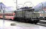 193 013-0 gibt Nachschubhilfe für den EC Mozart in Geislingen Steige am 13.03.1982.