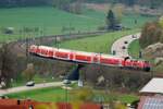 2x 218 mit Doppelstockzug im Sandwich bei Urspring am 20.04.2009.