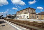 Der Hauptbahnhof Hof (offiziell Hof Hbf) am 21 April 2023.

Der Hauptbahnhof ist der wichtigste Bahnhof der oberfrnkischen Stadt Hof. Der Bahnhof ist seit jeher ein Eisenbahnknoten zwischen Bayern, Thringen, Sachsen und dem Nachbarland Tschechien. 2013 war er mit tglich 7000 bis 8000 umsteigenden Reisenden der fnftgrte Umsteigebahnhof Bayerns.

Der Hauptbahnhof liegt am Schnittpunkt der Sachsen-Franken-Magistrale Dresden–Hof–Nrnberg und der Strecke Berlin–Leipzig–Hof–Regensburg–Mnchen. Bei seiner Erffnung 1880 war er Gemeinschaftsbahnhof an der Grenze zwischen bayerischer und schsischer Staatsbahn. Dies ist heute noch an der groen Ausdehnung der Bahnanlagen und dem imposanten Empfangsgebude zu erkennen. Nach der Grndung der Deutschen Reichsbahn wurde der Bahnhof etwa 25 Jahre lang zum Durchgangsbahnhof. Von 1945 bis 1990 war der Hofer Bahnhof wieder Grenzbahnhof, diesmal zwischen der Sowjetischer Besatzungszone/Deutsche Demokratische Republik und Amerikanischer Besatzungszone/Bundesrepublik Deutschland, bevor die Grenze durch die Deutsche Wiedervereinigung wegfiel. Bis 2006 war der Hauptbahnhof ein Teil des Fernverkehrsnetz der DB, ab 2030 soll es wieder eine Fernverkehrsverbindung geben.

Zum Bahnhof gehren ein Zentralstellwerk, ein Container-Terminal, eine Zolldienststelle und ein Bahnbetriebswerk. Frher gab es Gterabfertigung und einen Paketbahnhof.

Der Bahnhof bestand frher aus zwei Teilen, in denen jeweils alle Betriebsanlagen (Lokschuppen, Kohlenbunker, Betriebswerk, Abstellgruppen usw.) vorhanden waren. Die sdliche Seite gehrte den Kniglich Bayerischen Staats-Eisenbahnen, die nrdliche Seite den Kniglich Schsischen Staatseisenbahnen.

Das Empfangsgebude wurde durch den seit 1856 bei den Kniglich Bayerischen Staats-Eisenbahnen angestellten Architekten Georg Friedrich Seidel (1823–1895) entworfen. Es war spiegelsymmetrisch angelegt, wie der gesamte Bahnhof. Die Grenze zwischen beiden Eisenbahnverwaltungen verlief durch die Mitte des Empfangsgebudes. Im Empfangsgebude wurde ein prunkvoller Knigssaal eingerichtet.

Nach dem Zweiten Weltkrieg war Hof lange wieder Grenzbahnhof, nrdlich und stlich von Hof befand sich die innerdeutsche Grenze, die Stadt war wieder zur Schnittstelle zwischen zwei Bahngesellschaften geworden. Die Hllentalbahn wurde unterbrochen, die Bahnstrecke Hof–Eger nur noch im Gterverkehr genutzt, von der Bahnstrecke Hof–Plauen wurde als Reparationsleistung eines der beiden Streckengleise demontiert. Alle Zge der Deutschen Bundesbahn (mit Ausnahme der Interzonenzge von Mnchen und Nrnberg nach Leipzig und Dresden sowie der Transitzge nach Berlin) begannen und endeten in Hof. Bei den Interzonen- und Transitzgen wurde in Hof ein Lokwechsel durchgefhrt: In Hof wurden die Zge in die DDR mit Triebfahrzeugen der Deutschen Reichsbahn, Zge aus der DDR mit Triebfahrzeugen der Deutschen Bundesbahn bespannt. Es wurden in Hof keine Grenzkontrollen durchgefhrt, diese fanden im Zug oder am Grenzbahnhof Gutenfrst statt.