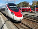 SBB ETR 610 (RABe 507) und auf einem hinteren Gleis 612 618 in Memmingen am 23.10.2021.