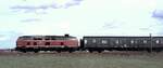 210 005-5 mit Behelfspackwagen bei Illertissen im Mai 1980.