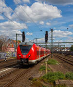 Die DB  Grinsekatzen , ein fünfteiliger Alstom Coradia Continental mit modifiziertem Kopf 1440 236 / 1440 736 der DB Regio NRW erreicht am 30.04.2023, als RE 8  Rhein-Erft-Express  (Koblenz  -