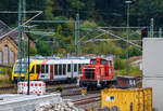 Die an die HERING Bahnbau GmbH (Burbach-Holzhausen) vermietete 364 869-8 (98 80 3364 869-8 D-BEG), eine V 60 - leichte Ausführung mit Funkfernsteuerung der BEG - Brohltal-Schmalspureisenbahn Betriebsgesellschaft mbH, ex DB 364 869-8, ex DB 360 869-2, ex DB 260 869-3 sowie ex DB V60 869, fährt am 03 Oktober 2025 auf Triebfahrzeugfahrt (solo) durch Betzdorf/Sieg in Richtung Köln.

Die V 60 der leichten Ausführung wurde 1960 von Krauss-Maffei in München-Allach unter der Fabriknummer 18631 gebaut und als DB V 60 869 an die Deutsche Bundesbahn geliefert. 1968 erfolgte die Umzeichnung in DB 260 869-3, Zum 01.10.1987 wurde sie, wie alle V 60, zur Kleinlok und somit zur DB 360 869-2. Im Jahr 1991 erfolgte der Umbau bzw. die Ausrüstung mit Funkfernsteuerung und sie wurde dadurch zur DB 364 869-8. Die Ausmusterung bei der DB erfolgte 2008 und sie wurde 2009 an die Pfalzbahn Eisenbahnbetriebsgesellschaft mbH in Frankenthal verkauft, wo sie die NVR-Nummer 98 80 3364 869-8 D-PBE trug. Seit 2024 ist sie nun bei der BEG und seit Februar 2025 an die HERING Bahnbau GmbH vermietet.

Die V60-Familie:
Die Deutsche Bundesbahn hatte nach ihrer Gründung einen Mangel an kleinen Rangierlokomotiven. Daher wurde ab 1951 eine Dieselrangierlok entwickelt, an deren Bau und Entwicklung fast alle namhaften Lokomotivfabriken beteiligt waren. Die neue Baureihe wurde zunächst als V 60 bezeichnet. Noch 1955 wurden die ersten 275 Serienloks in Auftrag gegeben, sie hatten den Motor GTO 6 von Maybach und das Dreiganggetriebe L 37 zUB von Voith.

Durch einen verstärkten Rahmen erhielten einige der Lokomotiven ein höheres Reibungsgewicht von 53 Tonnen (somit schwere Ausführung, spätere BR 261/361) statt 48,3–49,5 Tonnen. Zusätzlich konnten bei diesen Loks für den schweren Dienst noch bis zu sechs Tonnen Ballast mitgeführt werden, die Baureihenbezeichnung blieb jedoch bei V 60. Insgesamt wurden 942 Lokomotiven der leichten und schweren Ausführung zusammengenommen geliefert. Anhand der Ordnungsnummer war eine Unterscheidung der leichten und der schweren Ausführung nicht möglich, erst zum 1. Januar 1968 wurde mit der Einführung der computerlesbaren Nummern für die DB-Lokomotiven die Baureihe V 60 in die 618 Fahrzeuge umfassende Baureihe 260 (leichte Ausführung) und 322 Fahrzeuge umfassende Baureihe 261 (schwere Ausführung) aufgeteilt. Bei den vierstelligen Ordnungsnummern entfiel die führende Tausenderstelle.

Die V60 wurden 1987 als Kleinloks eingestuft und trug seitdem die Baureihenbezeichnung 360 (leichte Ausf.) bzw. 361 (schwere Ausf.). Die Einstufung als Kleinlok sparte Personalkosten, da die Bundesbahn nun keine „Lokführer“ mehr einsetzen musste, sondern „Kleinlokbediener“, deren Ausbildung günstiger war. Durch die Umstellung der Führerschein-Systematik hat die Einstufung als Kleinlok heute nur noch deklaratorische Bedeutung, die V 60 würde nach wie vor die technischen Anforderungen an „großen“ Lokomotiven gemäß EBO erfüllen. Der Einbau von Funkfernsteuerungen erlaubte Einmann-Rangierfahrten, die fernsteuerbaren Modelle wurden Baureihe 364 (leichte Bauart) bzw. 365 (schwere Bauart).

TECHNISCHE DATEN:
Spurweite: 1.435 mm (Normalspur)
Achsanordnung:  C
Länge über Puffer: 10.450 mm
Höhe: 4.540 mm
Breite: 3.100 mm
Gesamtradstand: 4.400 mm
Dienstgewicht: 48,0 t
Radsatzlast max: 16 t
Nennleistung: 465 kW (632 PS) bei 1.800 U/min
Anfahrzugkraft: 117,6 kN
Höchstgeschwindigkeit: 60 km/h (Streckengang) / 30 km/h (Rangiergang)
Kraftübertragung: hydraulisch
Antriebsart:  Blindwelle-Stangen
Kleinster bef. Halbmesser: R 100 m

Hier mal eine Übersicht der Baureihen-Bezeichnung (V60):
BR V 60 ursprüngliche Bezeichnung ab Ablieferung bis 1.1.68
BR 260 leichte Ausführung bis Okt. 1987
BR 261 schwere Ausführung bis Okt. 1987
BR 360 leichte Ausführung
BR 361 schwere Ausführung
BR 362 modernisierte leichte Ausführung mit Funk und neuen CAT 3412E DI-TTA Motor
BR 363 modernisierte schwere Ausführung mit Funk und neuen CAT 3412E DI-TTA Motor
BR 364 leichte Ausführung mit Funkfernsteuerung
BR 365 schwere Ausführung mit Funkfernsteuerung
