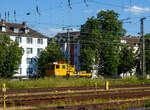Der Plasser & Theurer Motorturmwagen MTW 100 - 99 80 9 136 009-4 D-DBBBG der DB Bahnbau Gruppe GmbH, ex 97 99 06 004 17-6 D-DB (MTW 4), ex 97 99 06 504 17-5, ist am 01 Juli beim Hauptbahnhof Koblenz abgestellt. 

Der Motorturmwagen wurde 2004 von Plasser & Theurer in Linz/Donau (A) unter der Maschinennummer 881 gebaut und an die DB Bahnbau Gruppe GmbH geliefert.

Der MTW 100 ist ein vierachsiges, dieselhydraulisch angetriebenes Gleisarbeitsfahrzeug. Durch seinen hohen Ausstattungsgrad, seine hochwertigen Fahreigenschaften und seine Zuverlässigkeit bietet es vielseitige Einsatzmöglichkeiten bei der Montage, Instandhaltung und Wartung von Fahrleitungsanlagen. Die Ausrüstung des MTW mit Traktionssteuerung ermöglicht mehrere Fahrzeuge über einen Führerstand zu steuern, um große Anhängelasten zu transportieren. Die PALFINGER Teleskoparbeitsbühne (Hubarbeitsbühne) vom Typ PA 120 ist universell einsetzbar. Für Arbeiten in Tunneln ist der MTW mit einem Rußpartikelfilter zur Reduzierung der Dieselrußemission ausgerüstet. Anschlüsse für elektrische und pneumatische Werkzeuge sind auf der Bühne vorhanden.

TECHNISCHE DATEN des MTW 100:
Spurweite: 1.435 mm (Normalspur)
4-achsiges Drehgestell-Fahrzeug
Höchstgeschwindigkeit: 100 km/h (Eigenantrieb/geschleppt)
Anhängelast: 80 t
Ausrüstung mit Sifa, Indusi, GSM-R und EBuLa
Stromabnehmer mit Fahrdrahthöhenmessanlage und Messlineal
Besondere Ausrüstung mit Traktionssteuerung zur Kopplung mehrerer MTW 100.
Wird zum Transport der FUM (Fahrleitungsumbaumaschine) eingesetzt 

Bühne:
Arbeitskorb mit abklappbaren Geländern
Korbgröße: 1,50 m x 3,00 m
Korbbelastung: 400 Kg
Reichweite seitlich bis: 8,00 m
max. Arbeitshöhe: 8,50 m
Sprechanlage zwischen Arbeitskorb und Kabine

Quelle: DB Bahnbau Gruppe GmbH
