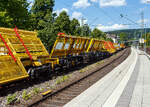 Der Weichentransportwagen WTW 849 der DB Bahnbau Gruppe GmbH, UIC 87 80 4749 302-7 D-DBBBG Sklps am 15 Juli 2026 im Zugverband bei der Zugdurchfahrt im Bahnhof Kirchen (Sieg). 

Der Weichentransportwagen  WTW  wurden 2025 von der TECHNE KIROW GmbH, ehemals Kirow Ardelt GmbH, in Leipzig gebaut. Von Techne Kirow werden sie als „Switch Tilter“ bezeichnet. 

Beschreibung der DB Bahnbau Gruppe zu den WTW:
Der Weichentransportwagen  WTW  bringt einen erheblichen Fortschritt in die Gleisinstandsetzung. Mit ihm ist es m�glich, komplett montierte Weichen sowie Weichenteile direkt auf die Baustelle zu transportieren, wobei die Weichenk�sten und Weichenantriebe montiert bleiben k�nnen. So kann weitgehend auf Montagepl�tze in Baustellenn�he verzichtet, eine effiziente Trassennutzung gew�hrleistet und somit die Montagequalit�t erh�ht werden. Die Altweiche kann anschlie�end mit dem Weichentransportwagen zur Demontage, Entsorgung bzw. Wiederaufbereitung zu einen der Standorte der DB Bahnbau Gruppe transportiert werden. Die Lieferung der Weichen und Weichenanschl�sse kann durch die DB Bahnbau Gruppe „Just in Time“ am Tag des Einbaus erfolgen, damit entf�llt die aufw�ndige Lagerung auf der Baustelle und Sperrpausen k�nnen minimiert werden.

TECHNISCHE DATEN:
Spurweite: 1.435 mm (Normalspur)
Anzahl der Achsen: 4 (in zwei Drehgestellen)
L�nge �ber Puffer: 25.240 mm
Drehzapfenabstand: 19.300 mm
Achsabstand im Drehgestell: 1.800 mm
H�he: 3.430 mm 
Breite: 2.950 mm
Eigengewicht: 43.000 kg
Max. Zuladung / bei Streckenklasse: A 21,0 t / B 29,0 t / C 36,0 t 
H�chstgeschwindigkeit: 100 km/h 
Kleinster befahrbarer Gleisbogen: R 75 m
Bremse: KE-GP-A (K)
Bremssohle: Cosid 810
Handbremse: Ja
Intern. Verwendung: TEN - CW