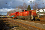 Die 294 590-5 (98 80 3294 590-5 D-DB), ex DB 294 090-6, ex DB 290 090-0, eine remotorisierte V90, der DB Cargo Deutschland AG drck am 04.02.2021 einen Coilzug vom Rbf Kreuztal in Richtung