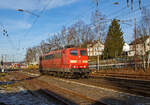 Die an die DB Cargo AG vermietete Railpool 151 099-9 (91 80 6151 099-9 D-Rpool), fährt am 22.12.2021 in Kreuztal von der Abstellgruppe in den Rangierbahnhof.