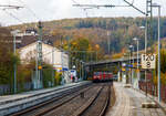 Die 152 121-0 mit den kalten 185 155-8 und 152 017-2 (alle drei von der DB Cargo) fahren am 05.11.2022 als Lokzug durch Kirchen (Sieg) in Richtung Kln.