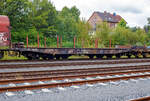 Sechsachsiger Drehgestell-Flachwagen mit Einsteck-Rungen, Stirnwandklappen und klappbaren Ladeschwellen, jedoch ohne Seitenwandklappen, 31 80 4861 775-3 D-DB, der Gattung Samms 710, der DB Cargo AG,