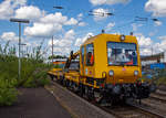   741 601 ein GAF 100 R/Modernisiert der DB Netz AG (Schweres 97 17 50 138 18-4) mit einem angehangenen Gleiskraftwagenanhnger H27, fhrt am 19.08.2020 durch Kreuztal in Richtung Siegen.