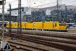 Der Plasser & Theurer Schienenprüfzug (der Bauart SPZ 3) 719 301 / 720 301 (99 80 9160 004-4-DB / 99 80 9360 006-7 D-DB) der DB Netz AG am 06 Juni 2019 im Hauptbahnhof München.

Der Schienenprüfzug wurde 2015 von Plasser & Theurer in Linz (A) unter der Fabriknummer 6003 (SPZ-STW) und 6047 (SPZ-ATW) gebaut.

Um Schäden am Oberbau frühzeitig zu erkennen, setzt die Deutsche Bahn AG verschiedene Prüfzüge der Baureihen 719 und 720 ein. Mittels zweier zerstörungsfreier Prüfverfahren werden die Schienen auf Schädigungen untersucht. Bei der Ultraschallprüfung können Materialfehler durch Materialermüdung innerhalb der Schiene bis zum Schienenfuß erkannt werden. Mit der Wirbelstromprüfung wird der Schienenkopf geprüft.

Die Schienenprüfzüge der BR 719.3/720.3 sind die dritte Messtriebwagengeneration und wurden in modularisierter Bauweise von Plasser & Theurer in Linz (A) gebaut. Sie basiert auf einer ein- und zweiteiligen Messwagenfamilie, die Ende 2012 von der DB Netz AG bestellt wurde. Die Schienenprüfzüge sind zweiteilig ausgeführt und bestehen aus einem allachsgetriebenen Trieb- (ATW) und einem Steuerwagen (STW). Beide Wagen sind jeweils 23 Meter lang. Der ATW hat ein Eigengewicht von 81 t, der STW 67 t. Der Triebzug hat eine Höchstgeschwindigkeit von 140 km/h. Der Einsatz auf Steilstrecken der DB Netz AG ist bis 55 ‰ genehmigt.

Unter dem Bodenrahmen des Steuerwagens sind, zwischen den beiden Drehgestellen, ein absenkbarer Messwagen und zwei Wasserbehälter für die ZfP-Sensorik aufgehängt. Auf dem Dach des Triebwagens sitzt ein Messstromabnehmer. Als Antrieb dienen zwei Deutz-Dieselmotoren. Im hinteren Teil des Triebwagens gibt es eine klimatisierte Küche mit Mikrowelle, Herd, Spüle, Tisch und Sitzecke mit Wifi sowie eine Toilette. Im Steuerwagen sind neben dem Beobachtungsstand mit neun Monitoren eine Werkstatt mit Ersatzteillager und Kalibriergeräten, Schaltschränke mit Messtechnik, vier Schlafabteile und der Führerstand 1 untergebracht. Die Ultraschall- und Wirbelstrommesstechnik wurde von der Firma PLR Magdeburg geliefert.
