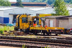 Ein Gleisarbeitsfahrzeug GAF 100 R/A (BR 741.2) der DB Netz AG mit einem Gleiskraftwagenanhänger H27 steht am 17 Juni 2013 beim Hauptbahnhof Trier. 

Die GAF (Abkürzung für „Gleisarbeitsfahrzeug“) werden von der Firma Gleisbaumechanik in Brandenburg an der Havel gebaut. Es gibt sie, je nach Einsatzzweck mit unterschiedlichen Aufbauten. Hier der GAF 100 R/A besitzt einen Kran Palfinger 9001A. Der Kran hat abgestützt ein Lastmoment von 76 kNm, kann jeweils 225° nach rechts/links schwenken und hat einen max. horizontalen Aushub von 7,6 m.
