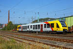 Der VT 502 (95 80 1648 102-9 D-HEB / 95 80 1648 602-8 D-HEB) ein Alstom Coradia LINT 41 der neuen Generation der HLB (Hessische Landesbahn GmbH) fährt am 05 September 2024, als RB 90  Westerwald-Sieg-Bahn  (Altenkirchen/Westerwald - Au/Sieg - Betzdorf/Sieg – Siegen – Kreuztal), durch Siegen-Geisweid und erreicht bald den Bahnhof Siegen-Geisweid.

Der LINT 41 wurde von ALSTOM Transport Deutschland GmbH (vormals LHB) in Salzgitter-Watenstedt unter der Fabriknummer D041418-002 gebaut und im Juli 2015 die HLB für den Standort Siegen ausgeliefert.
